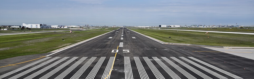 Une vue le long de la piste à l’aéroport Pearson de Toronto.