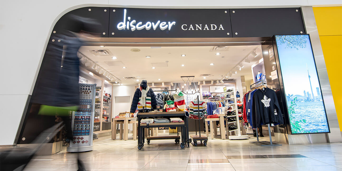 Enseigne noire de Discover Canada au-dessus du magasin avec une vue dans