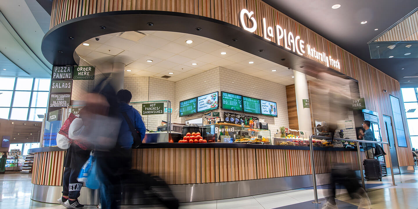 Emplacement La Place avec des oranges fraîches sur le comptoir et le menu sur le mur derrière 