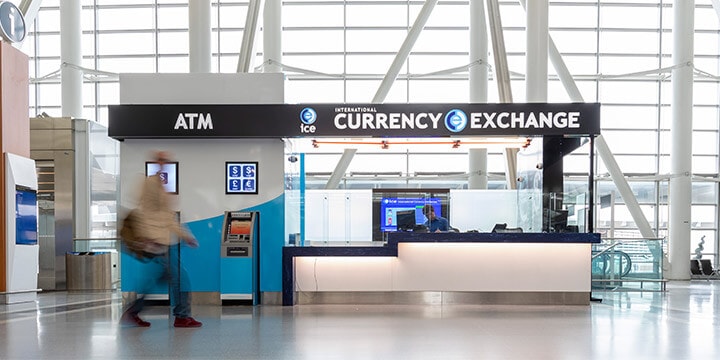 Comptoir d’International Currency Exchange et un guichet automatique.